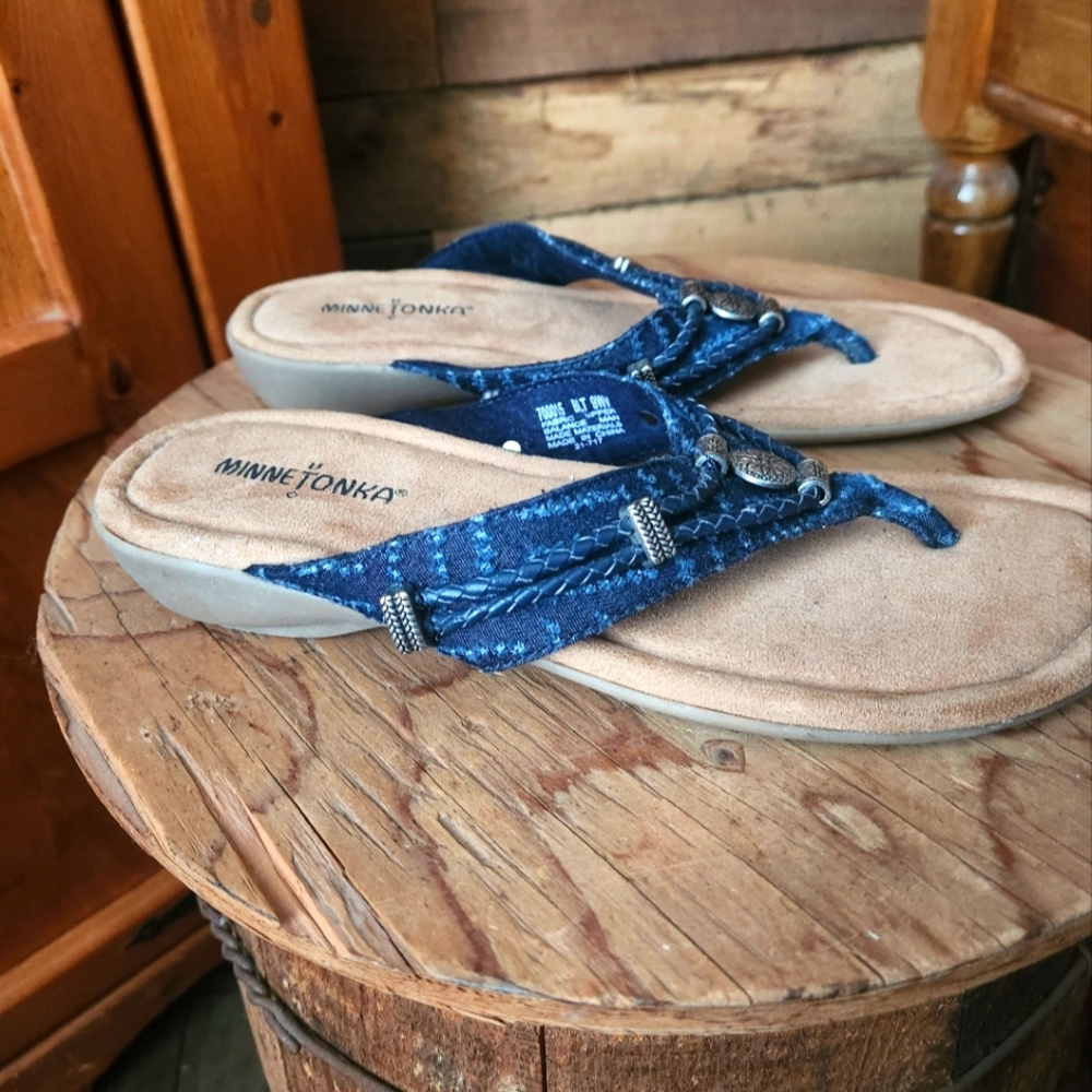 MINNETONKA BLUE DENIM SANDALS WITH SILVER DETAILING